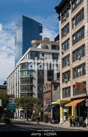 Architektur, SoHo Gusseisen historischen Bezirk mit Dominick Hotel im Hintergrund, NYC Stockfoto