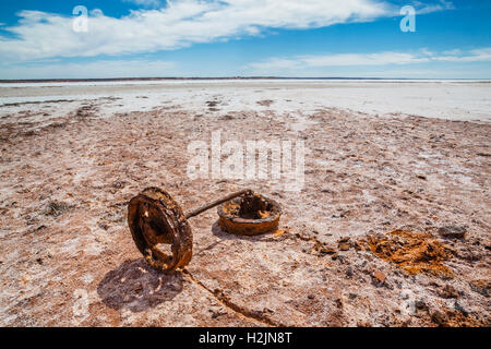 Rostiger Schrott an den Ufern des Lake Hart, ein Salzsee in der Nähe der Stuart Highway, South Australia Stockfoto