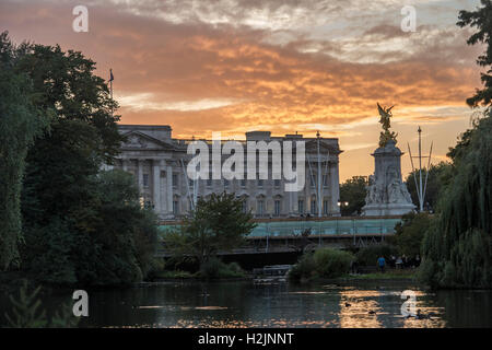 Buckingham Palace bei Dämmerung St James Park in London Stockfoto