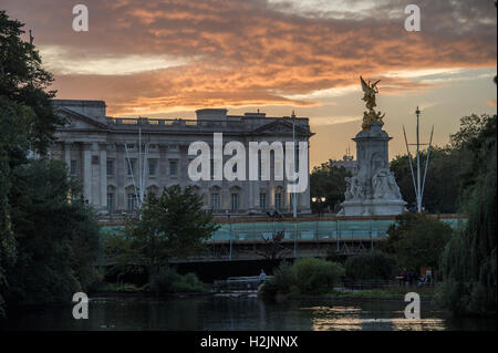 Buckingham Palace bei Dämmerung St James Park in London Stockfoto