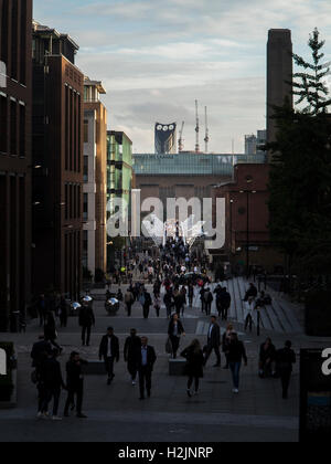 Millennium Bridge während der Rush hour Stockfoto