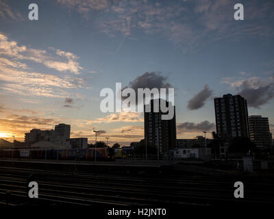 Die Sonne versinkt hinter ein 60er-Hochhaus in London Stockfoto