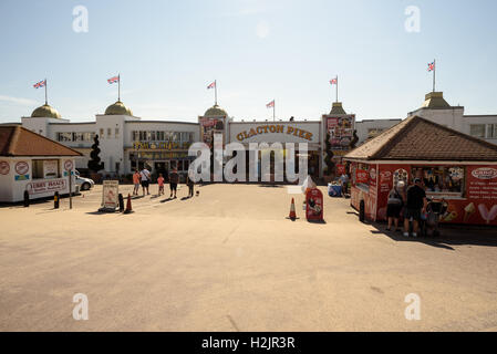 Clacton Pier ist eine Attraktion der berühmten Badeort in Essex England während der Sommermonate Stockfoto