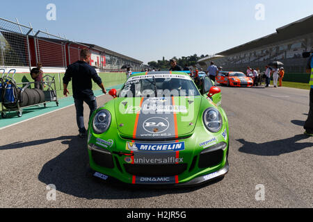 Imola, Italien - 25. September 2016: Autos auf der Strecke beim Rennen des Porsche Carrera Cup Italia-Car-Rennen in Imola Stockfoto