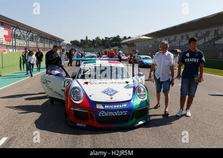 Imola, Italien - 25. September 2016: Autos auf der Strecke beim Rennen des Porsche Carrera Cup Italia-Car-Rennen in Imola Stockfoto