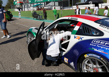 Imola, Italien - 25. September 2016: Autos auf der Strecke beim Rennen des Porsche Carrera Cup Italia-Car-Rennen in Imola Stockfoto