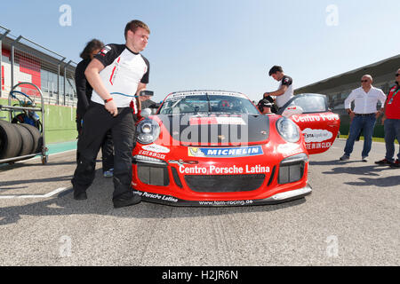 Imola, Italien - 25. September 2016: Autos auf der Strecke beim Rennen des Porsche Carrera Cup Italia-Car-Rennen in Imola Stockfoto