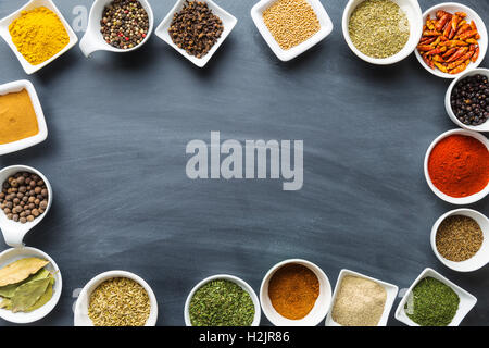 Verschiedene getrocknete Kräuter und Gewürze auf Tafel. Ansicht von oben. Stockfoto