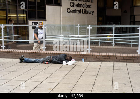 Obdachloser schlafen schläft außerhalb Chelmsford County Council Library im Sommer 2016 in Essex England Stockfoto