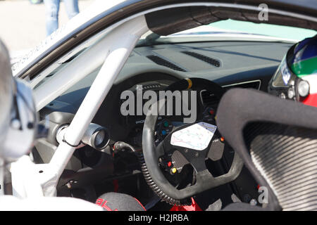 Imola, Italien - 25. September 2016: Autos auf der Strecke beim Rennen des Porsche Carrera Cup Italia-Car-Rennen in Imola Stockfoto