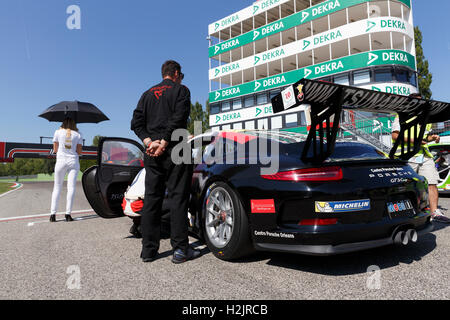 Imola, Italien - 25. September 2016: Autos auf der Strecke beim Rennen des Porsche Carrera Cup Italia-Car-Rennen in Imola Stockfoto