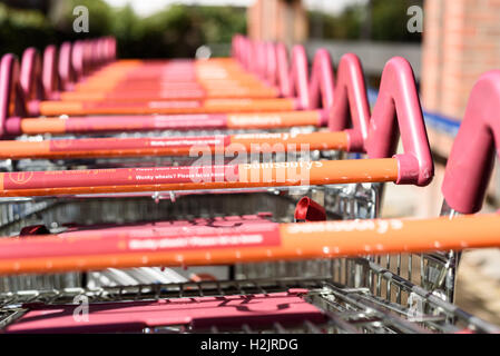 Sainsbury Einkaufswagen der beliebten Supermarkt Kette in Folge im Freien mit keine Lebensmittel in den Wagen geparkt Stockfoto