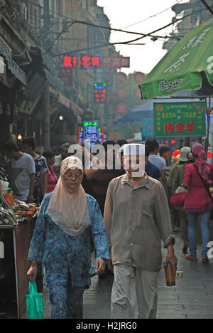 Ein Hui-paar Fuß die Straßen in Xian muslimischen Viertel. Xi ' an, Hauptstadt des alten China ist Heimat für viele chinesische Muslime. Stockfoto