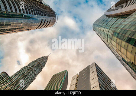 Ungewöhnliche Winkel von Petronas Twin Tower #2 und benachbarten Wolkenkratzer in Kuala Lumpur, Malysia. Stockfoto