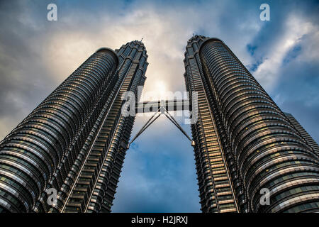 Leistungsstarke Blick nach oben Der Sky Bridge und Aussichtsplattform verbinden die Petronas Twin Towers in Kuala Lumpur, Malaysia. Stockfoto