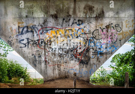 Unterseite Bild einer Brücke mit konkreten Graffiti auf die konkrete Unterstützung. Stockfoto