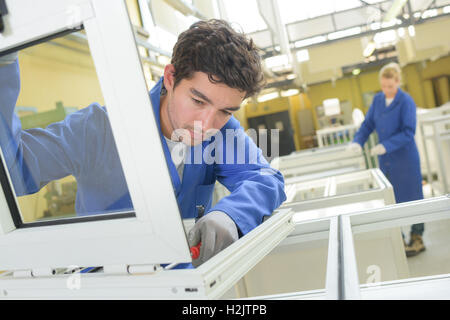 Menschen arbeiten in Fensterfabrik Stockfoto