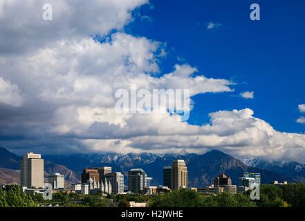 Im September dieses Jahres Anzeigen der späten Nachmittag Sonne leuchtet die Gebäude in der Innenstadt von Salt Lake City, Utah, USA, wie die Wolken Stockfoto