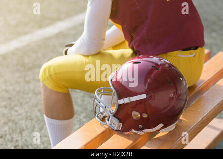 Unkenntlich American-Football-Spieler und Helm im freien Stockfoto