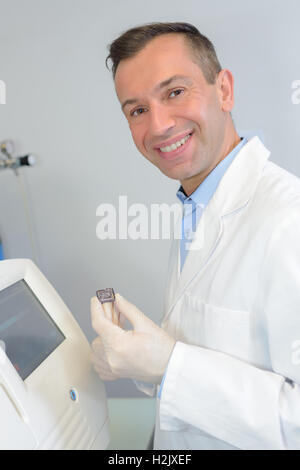 glückliche junge männliche Forscherin in seinem Labor Stockfoto