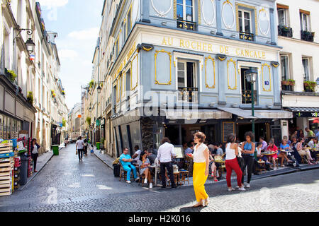 Französin vergeht ein Café/Bistro, wo Menschen auf Rue Montorgueil in Paris Straße Mittag. Stockfoto