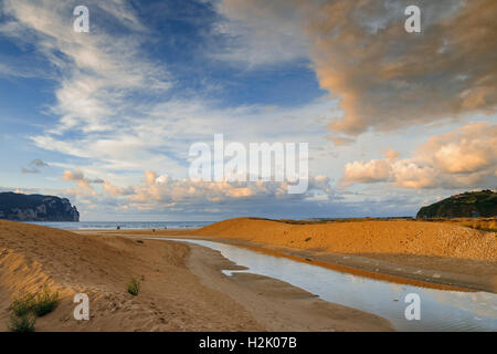 Salve, Strand und ein Boot in der Bucht von Biskaya, Laredo, Kantabrien, Spanien, Europa. Stockfoto