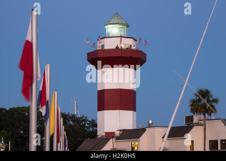 Hafenstadt Leuchtturm in Sea Pines Resort in der Dämmerung auf Hilton Head Island, South Carolina Stockfoto