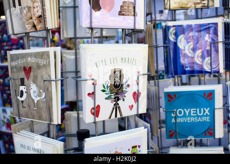 Nahaufnahme des französischen Postkarten auf Gestellen über Ehen auf Rue Montorgueil in Paris Straße. Stockfoto