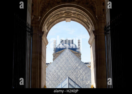 Glaspyramide durch eines der Tore im Louvre Museum in Paris. Es ist die größte der Welt. Stockfoto