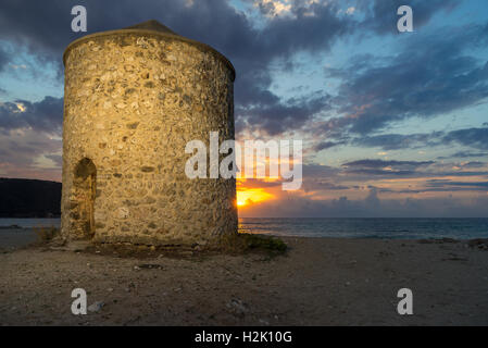 Alte Windmühle Ai Gyra Agios Ioannis Strand, Lefkada, Griechenland Stockfoto