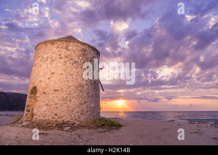 Alte Windmühle Ai Gyra Agios Ioannis Strand, Lefkada, Griechenland Stockfoto