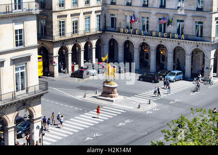 Luftaufnahme der Statue Jeanne D'Arc, Menschen Kreuzung Street und das Hotel Regina in Paris. Stockfoto