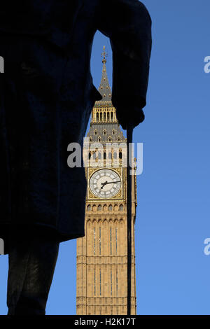 Winston Churchill Statue und Big Ben, Westminster, London, England, Vereinigtes Königreich Stockfoto