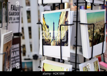 Nahaufnahme des französischen Postkarten auf Gestellen über Eiffelturm auf Rue Montorgueil in Paris Straße. Stockfoto