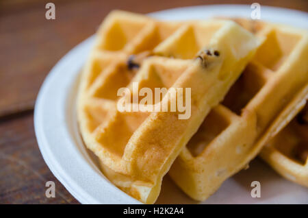 Waffeln auf Platte auf Holztisch Stockfoto