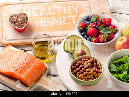 Gute Lebensmittel für Herz. Gesunde Ernährung. Stockfoto