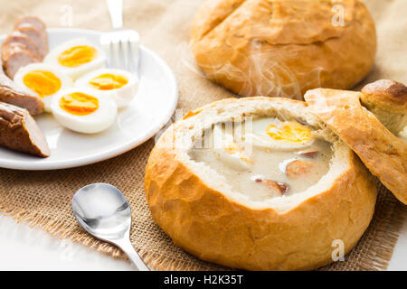 Polnische Ostern Suppe. Creme Suppe im Brot Stockfoto