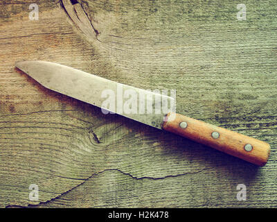 Alte rostige Messer auf rohem Holz Hintergrund. Grunge-Stil. Stockfoto