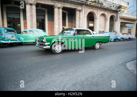 Havanna - 15. Juni 2011: Alte amerikanische Auto fährt vor der traditionellen Architektur der kolonialen Arcade. Stockfoto