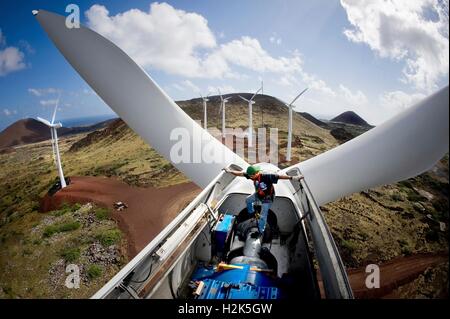 Mechanik führen operative Kontrollen auf die drehenden Rotorblätter von Windkraftanlagen in den USA. Air Force Base Aufstieg Hilfs Flugplatz 25. Juni 2009 in Ascension Island, Süd-Atlantik. Stockfoto