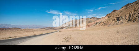 Straße durch Wüstenlandschaft, Artists Drive, Mojave-Wüste, Death Valley Nationalpark, Kalifornien, USA Stockfoto