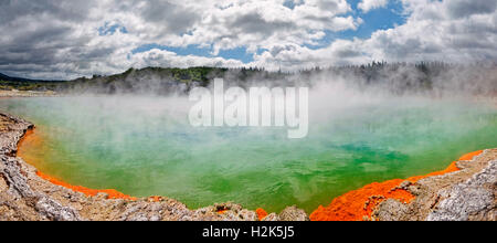 Champagne Pool, heißer Frühling leuchtet in verschiedenen Farben, Waiotapu, Rotoua, Waikato Region, Neuseeland Stockfoto