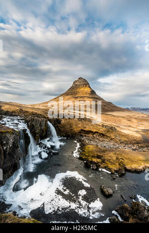 Berg Kirkjufell mit Kirkjufellsfoss Wasserfall, Grundarfjörður, Snæfellsnes Halbinsel, Vesturland, Island Stockfoto