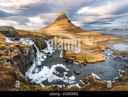 Berg Kirkjufell mit Kirkjufellsfoss Wasserfall, Grundarfjörður, Snæfellsnes Halbinsel, Vesturland, Island Stockfoto