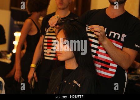 Backstage bei der London Fashion Week 2016 VIN & OMI Stockfoto