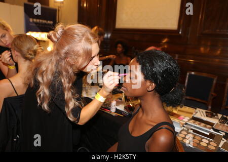 Backstage bei der London Fashion Week 2016 VIN & OMI Stockfoto