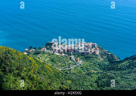 Corniglia Stadt, Teil der Cinque Terre, in einer wunderschönen Lage auf einem Hügel an der Küste des Mittelmeers, Riomaggiore Stockfoto