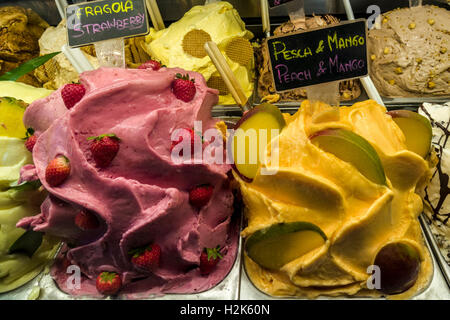 Eis ist angezeigt sehr appetitlich in einem Geschäft, Siena, Toskana, Italien Stockfoto