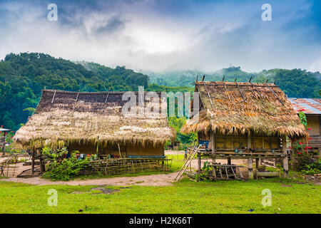 Einfache Häuser, Hütten, Khmu Minderheit Dorf Ban Nalan Tai Nam Ha National Park, Luang Namtha, Laos Stockfoto