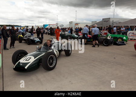 Konkurrenz für die Maserati-Trophäe für HGPCA Pre 66 Grand-Prix-Wagen montieren für die Qualifizierung im internationalen Fahrerlager. Stockfoto